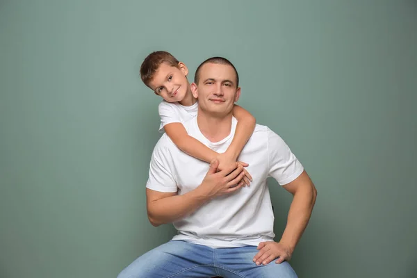Vader en zoon op kleur achtergrond — Stockfoto