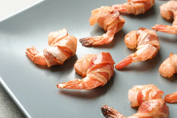 Krevety balené ve slanině na desce, closeup — Stock fotografie