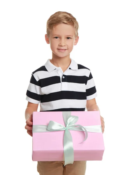 Lindo niño pequeño con regalo para el Día de la Madre sobre fondo blanco — Foto de Stock