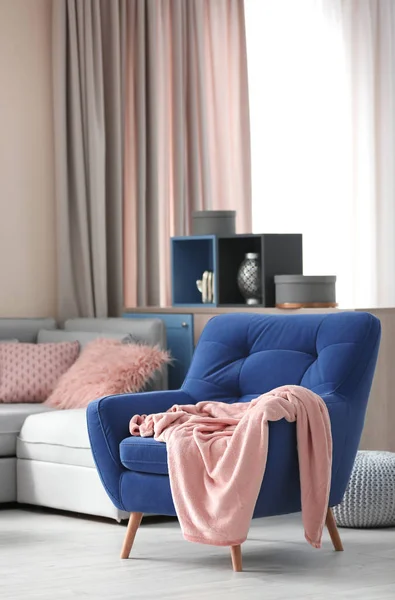 Design des modernen Wohnzimmers mit bequemen Möbeln — Stockfoto