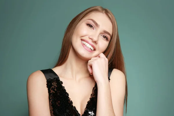 Portrait of beautiful smiling woman on color background — Stock Photo, Image