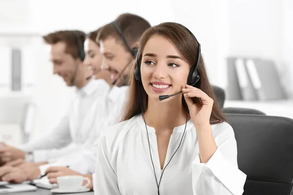 Kvinnlig konsult manager med headsetet i office — Stockfoto
