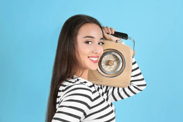 Молода жінка слухає радіо — стокове фото