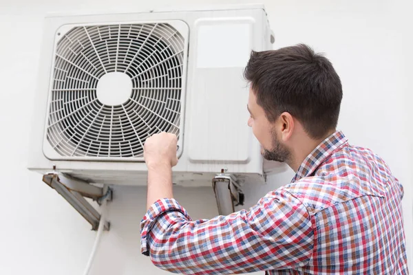 Man repairing air conditioner — Stock Photo, Image