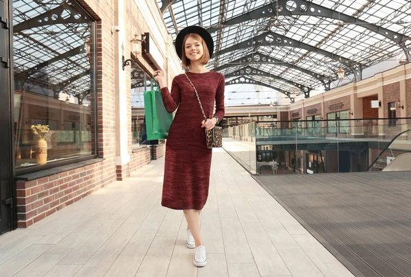 Hermosa mujer con bolsas de compras en el centro comercial — Foto de Stock