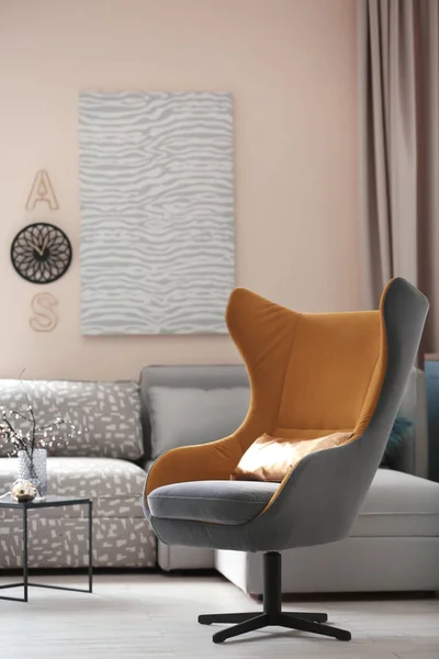 Modern oturma odası ile konforlu mobilya tasarımı — Stok fotoğraf