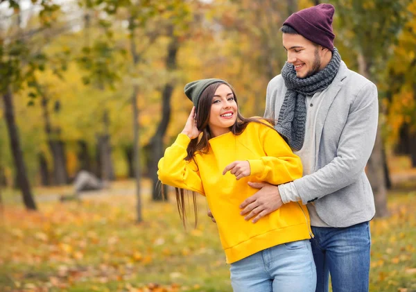 Mladý pár v parku na podzimní den — Stock fotografie