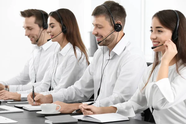 Samråd med chefer med headset i office — Stockfoto