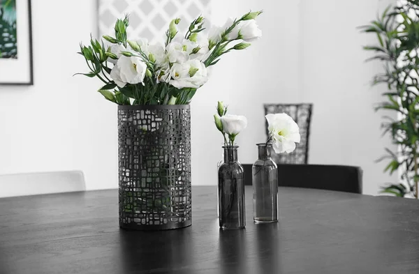 Βάζα με όμορφα λουλούδια στο τραπέζι — Φωτογραφία Αρχείου