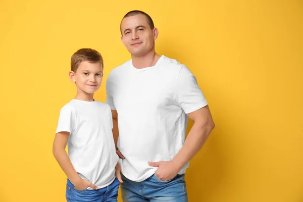 Pappa och hans son på färgbakgrund — Stockfoto