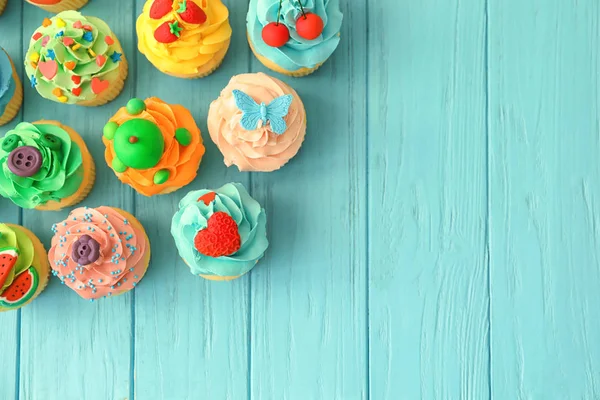 Ahşap arka plan üzerinde renkli lezzetli kek — Stok fotoğraf
