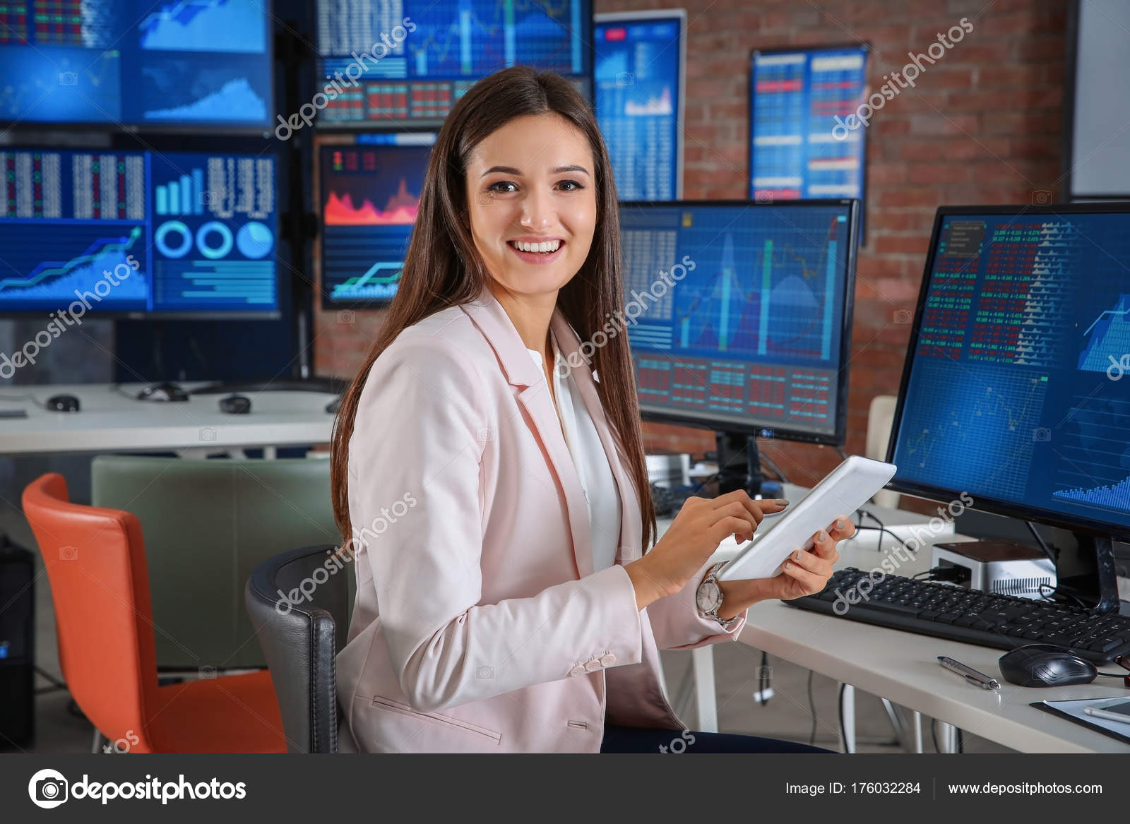 женщины трейдеры. красивая девушка трейдер. успешный трейдер. женщина трейдер. брокер женщина.