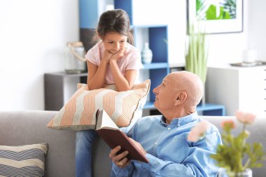 onun torunu olan Kıdemli adam 