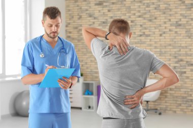 Fizyoterapist Pano ve genç erkek hastada klinik ile