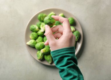 Brüksel lahanası mutfakta kadınla