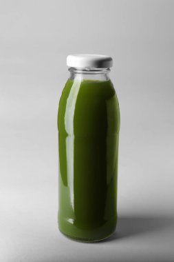 Açık renkli suyu şişesiyle