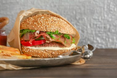 Prosciutto tablo ile lezzetli burger
