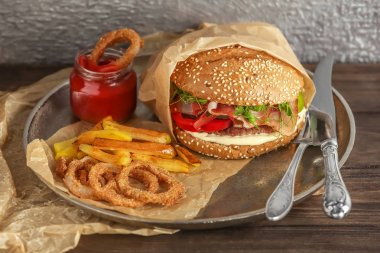 Prosciutto tablo ile lezzetli burger