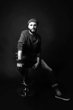 Yakışıklı genç hipster adam siyah arka plan üzerine