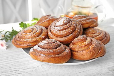 Masada lezzetli tarçınlı çörek ile plaka