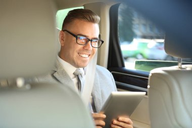 Formal giyim adam tablet bilgisayar araba ile