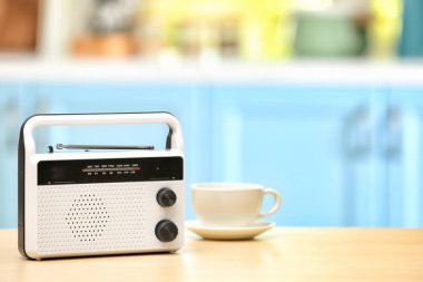 Mutfak masasının üzerinde şık radyo alıcısı