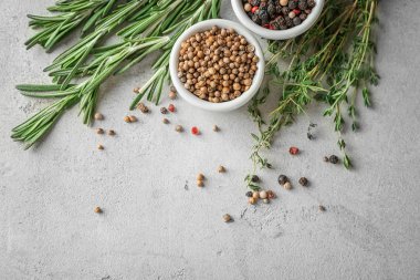 Otlar ve baharatlar açık renkli tarih ile seramik kaseler