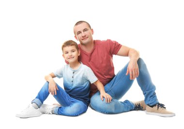 Baba ve oğlu beyaz arka plan üzerinde