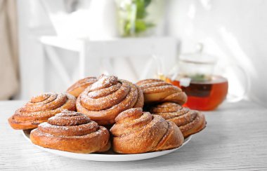 Masada lezzetli tarçınlı çörek ile plaka
