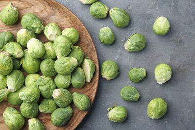 Taze çiğ Brüksel lahanası masada ahşap plaka