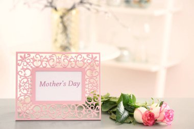 Çerçeve metin annenin gün ve masaya çiçek