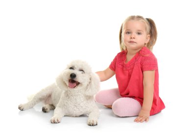 Sevimli küçük kız köpeğini beyaz arka plan üzerinde ile