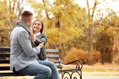 sonbahar parktaki bankta oturan genç bir çift