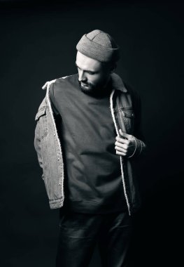 Yakışıklı genç hipster adam siyah arka plan üzerine portresi