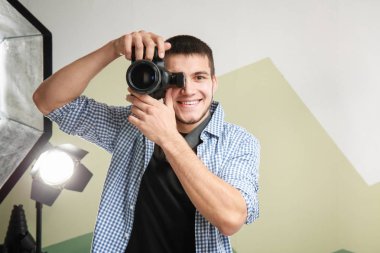 Genç fotoğrafçı profesyonel studio çalışma