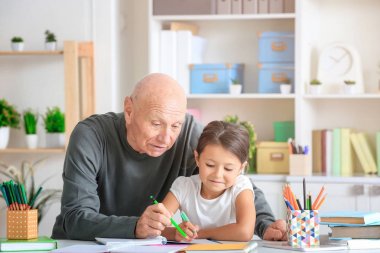 onun torunu olan Kıdemli adam