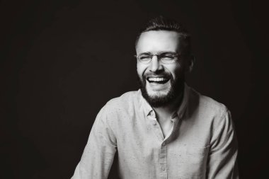 Mutlu genç hipster adam siyah arka plan üzerine portresi