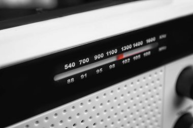Beyaz radyo alıcısı, portre