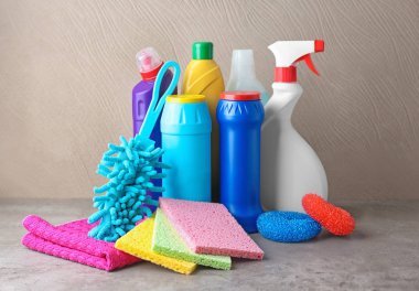 Renk arka plan üzerinde temizlik malzemeleri