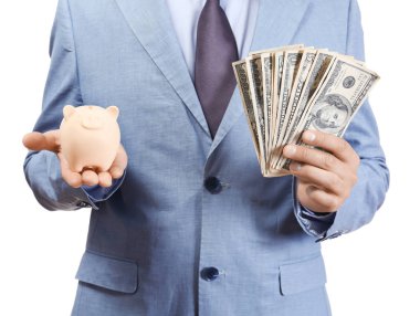 İşadamı dolarlarına ve kumbara beyaz arka planda, closeup ile