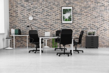 Büyük masa ve sandalyeler ile modern oda iç