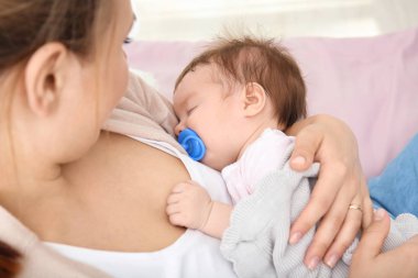 Genç anne holding sevimli uyuyan bebek kapalı