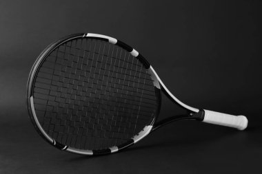 Tenis raketi koyu arka plan üzerinde