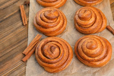 Ahşap masa üzerinde tatlı tarçın rulo