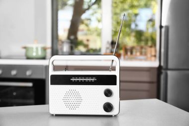 Mutfak masasının üzerinde şık radyo alıcısı