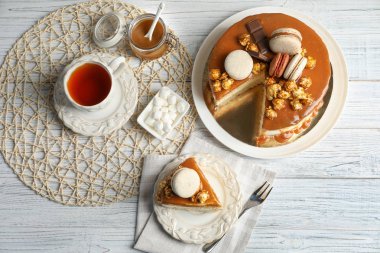 Masada lezzetli karamelli pasta ile güzel kompozisyon