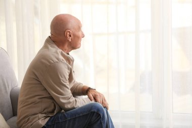 Koltukta oturan üst düzey adam 