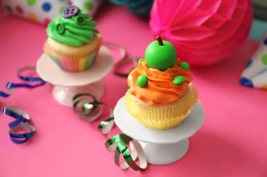 Renk arka plan üzerinde lezzetli parlak Top kek