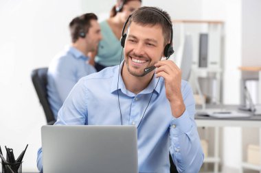 Erkek danışmanlık Yöneticisi office içinde kulaklık ile