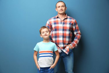 Baba ve oğlu renk arka plan üzerinde